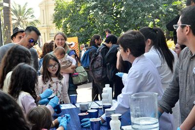 En la jornada, los académicos de la U. de Chile pudieron interactuar, mostrando que la Ciencia tiene un nexo inmediato y necesario con la sociedad.