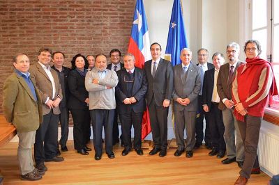 La comitiva de la Universidad de Chile junto a representantes de la UMAG, en la cita sostenida con el Intendente Flies la mañana de este miércoles.