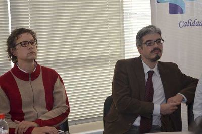 Los profesores Steffen Hartel y Eduardo Tobar de la Facultad de Medicina de la Universidad de Chile, en la reunión del Hospital.