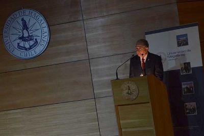 Juan Oyarzo, Rector de la Universidad de Magallanes.