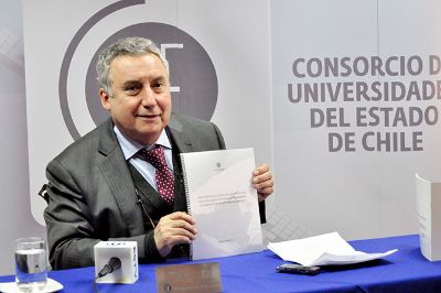 El rector Vivaldi junto al documento "Revalorización del sistema de educación superior estatal en el marco de la reforma propuesta por el gobierno de la presidenta Michelle Bachelet".
