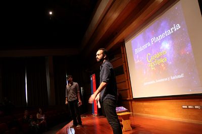 Daniel Albornoz junto a Sebastián Pérez en el lanzamiento del libro, que se realizó en la FCFM.