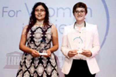 Yenniffer Ávalos y Paulina Urriola, ganadoras del premio For Women In Science 2015.