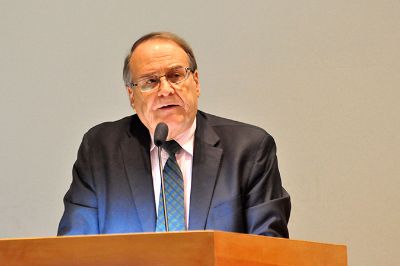 El profesor Raúl Atria, vicedecano de la Facultad de Ciencias Sociales, en la inauguración de la actividad que contó con la participación de representantes de países de Latinoamérica.