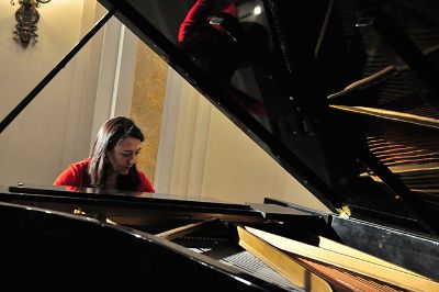 Durante el concierto, la pianista María Paz Santibáñez estrenará la pieza inédita"H",  que es parte de su nuevo trabajo discográfico.