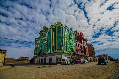 Mamani es impulsor del fenómeno arquitectónico que se está viviendo en El Alto, Bolivia, con las casas "cholets".