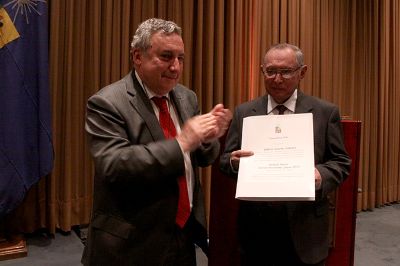 El profesor Gilberto Sánchez recibió la medalla en la mención "Artes, Letras y Humanidades".