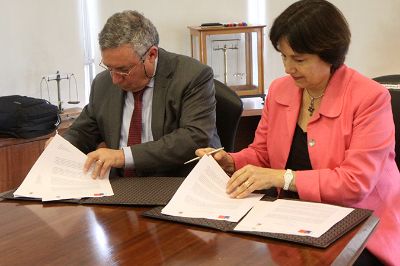 Esta mañana en el Hospital Clínico de la Universidad de Chile se firmó el convenio de colaboración entre la U. de Chile y el Ministerio de Salud.