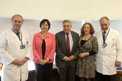El director del HCUCH, Jorge Hasbun, y la vicedecana de la Facultad de Medicina, Mariangela Maggiolo, estuvieron presentes en la actividad.