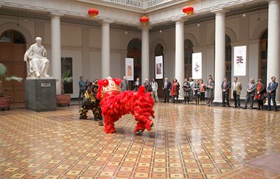 El espectáculo del Grupo Artístico de Danzas Chinas Voluntad de León llenó Casa Central de ritmo oriental.