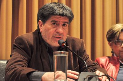Ernesto Águila, académico y director del Departamento de Estudios Pedagógicos (DEP) fue el moderador de la mesa en que participaron los premios nacionales.
