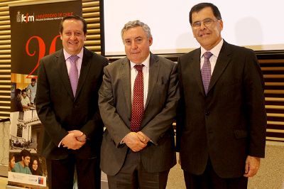 El Rector Ennio Vivaldi, junto al decano de FCFM, Patricio Aceituno, y el gerente general de IBM, Eduardo Gutiérrez.
