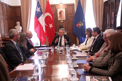 El Rector Ennio Vivaldi recibió en la Casa Central a una delegación de la Universidad de Ankara, encabezada por su Rector, Erkan Ibis.
