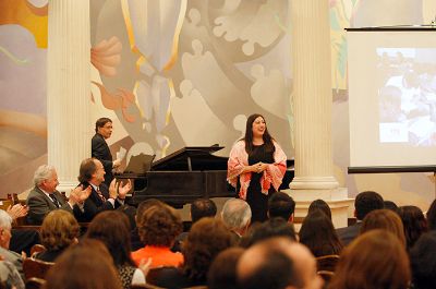 La soprano Carolina Muñoz y el pianista profesor Alfredo Saavedra, ambos de la Facultad de Artes, acompañaron con música y canto la actividad