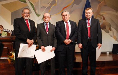 En la oportunidad se entregó la Medalla Rectoral a quienes siendo parte de la Universidad de Chile en calidad de egresados o Profesores, hayan sido distinguidos como Premios Nacionales este año.