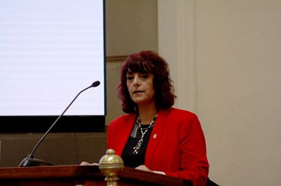 Profesora Silvia Núñez, directora de Investigación de la VID en representación del rector Dr. Ennio Vivaldi