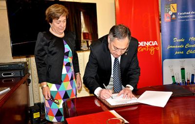El decano de la Facultad de Ciencias, Víctor Cifuentes, y la alcaldesa de Providencia, Josefa Errázuriz, firmaron este mediodía el convenio de colaboración. 