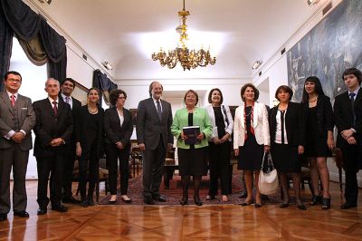 Representantes de todos los estamentos de la Facultad de Derecho de la U. de Chile junto a la Presidenta Bachelet.