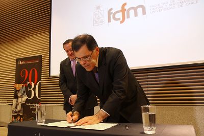 El decano Patricio Aceituno y el gerente general de IBM, Eduardo Gutiérrez, firmaron el convenio de colaboración.