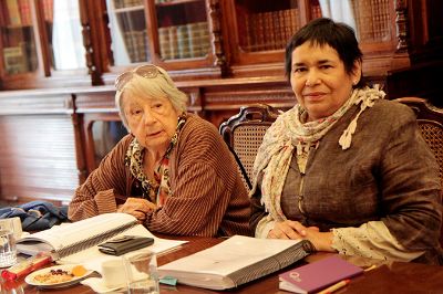 Las profesoras Emma Salas y María Victoria Castro destacaron la larga trayectoria de la profesora Mizala, su labor científica, y su aporte a las políticas públicas y a la educación.