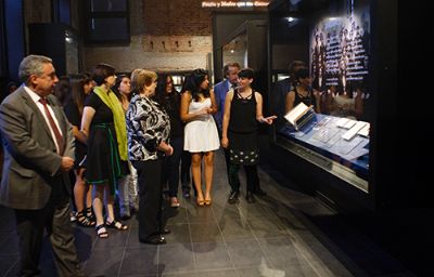 La visita a la Universidad de Chile contempló un recorrido por la Sala Museo Gabriela Mistral.