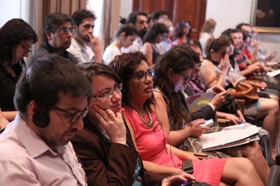 Autoridades universitarias, académicos, investigadores, estudiantes y público general fue parte de este encuentro realizado en el Salón Ignacio Domeyko. 