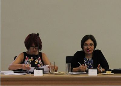 Pilar Barba, Directora de Servicios e Infraestructura; y Carmen Andrade, Directora de la Oficina de Igualdad de Género