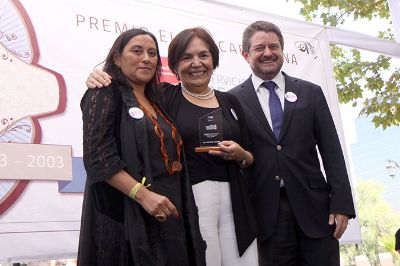 La encargada de la Oficina de Igualdad de Oportunidades de Género de la Vicerrectoría de Extensión y Comunicaciones, Carmen Andrade, recibió este reconocimiento en la categoría liderazgo social.