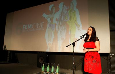 Antonella Estévez, directora del FEMCINE, dio la bienvenida al público y lo convocó a participar de las diversas actividades gratuitas que son parte del festival, en su sexta versión.