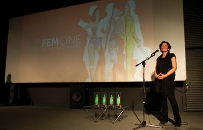 Ximena Póo, directora de Extensión de la Universidad, convocó al público de FEMCINE  a asistir a las actividades que se realizarán en Casa Central. 