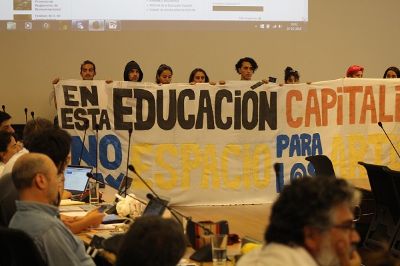 Un grupo de estudiantes de Danza estuvo presente en la plenaria, mostrando un afiche con su protesta.