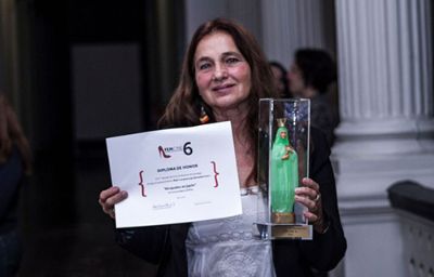 Vivienne Barry, periodista egresada de la Universidad de Chile, fue ganadora del premio al mejor largometraje iberoamericano con el documental "Atrapados en Japón".