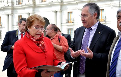 La Presidenta Michelle Bachelet junto al decano Víctor Cifuentes, en la Feria de Derechos Ciudadanos.