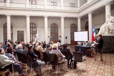 El acto de entrega de las obras fue realizado en el patio Andrés Bello de la Casa Central de la Universidad de Chile este lunes 25 de abril.