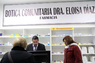 La nueva farmacia municipal lleva el nombre de Eloísa Díaz, en homenaje a la primera médica cirujana de Chile y Latinoamérica, quien egresó de la Universidad de Chile en 1887.