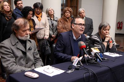Naín Nómez, Roberto Aceituno y Diamela Eltit en la presentación del contenido de esta carta que han firmado más de 600 académicos.