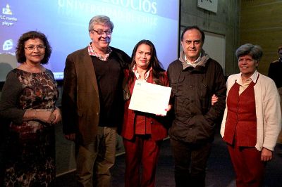 Elba Rivera, directora de Recursos Humanos junto al equipo del Teatro Nacional Chileno, unidad certificada en esta ceremonia,