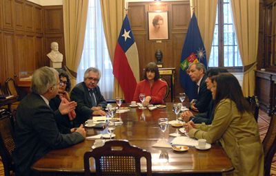 La vicerrectora Rosa Devés junto a otras autoridades universitarias de la U. de Chile recibieron a la delegación del país vecino en la Casa Central.