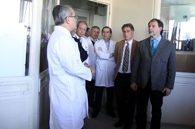 El Senador Guido Girardi conversando con especialistas del Hospital Clínico mientras recorrían sus dependencias.