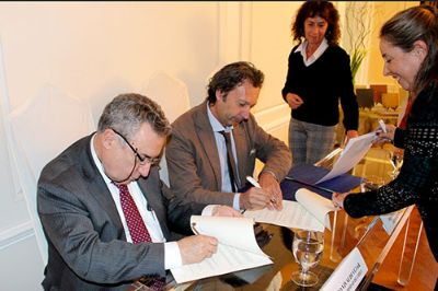 El Rector Ennio Vivaldi firmando el acuerdo que establece responsabilidades en materias de investigación e innovación.