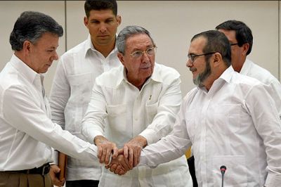 El gobierno colombiano firmó un cese al fuego con la guerrilla de las FARC-EP, paso previo al acuerdo de paz definitivo con la guerrilla más antigua de América