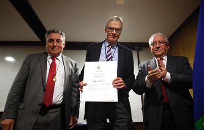 El Rector de la Universidad de Chile, Ennio Vivaldi, le hizo entrega de la distinción "Medalla Rectoral" al Dr. Mark Hanson, de la Universidad de Southampton, Inglaterra.
