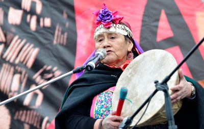 Las lamngen (hermanas) mapuches Carmen Nehual y Olga Traipe Antileo fueron parte de este acto.