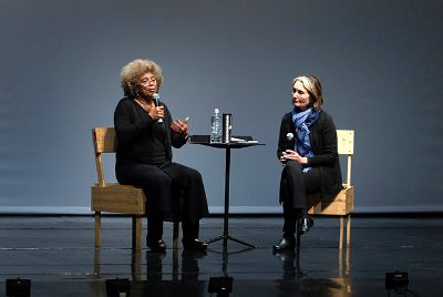 Angela Davis junto a Diana Taylor, directora del Instituto Hemisférico de Performance y Política de la U. de Nueva York, en el espacio de conversación posterior a la conferencia.
