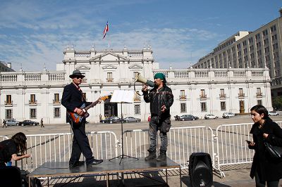 Frente a La Moneda Davivir Añiñir realizó la acción "INE" en la que leyó poesía al son de la música y del ruido de la calle.
