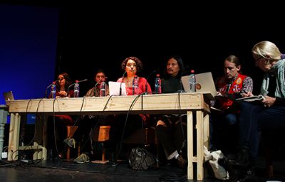 La mesa titulada "Soberanías descoloniales" estuvo integrada por Claudia Zapata, Juan López Intzin, Dylan Miner, Macarena Gómez-Barris y Francisco Huichaqueo.