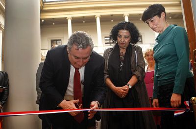El Rector Vivaldi junto a la vicerrectora de Extensión y Comunicaciones, Faride Zeran, y la directora del Archivo Central en la inauguración de la Sala Museo Gabriela Mistral. 