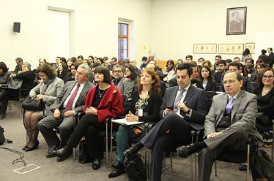 Autoridades universitarias, presididas por el Rector Vivaldi, fueron parte de este primer Encuentro de EC en la U. de Chile.