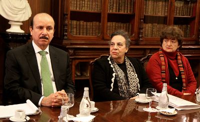 El embajador de Emiratos Árabes en Chile junto a la directora del Centro de Estudios Árabes y la decana de a Facultad de Filosofía y Humanidades. 