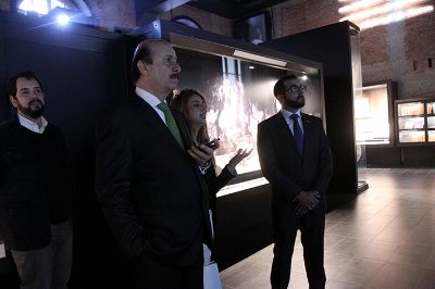 Los visitantes y los representantes de la U. de Chile recorrieron espacios patrimoniales de la Casa Central, incluida la Sala Museo Gabriela Mistral. 